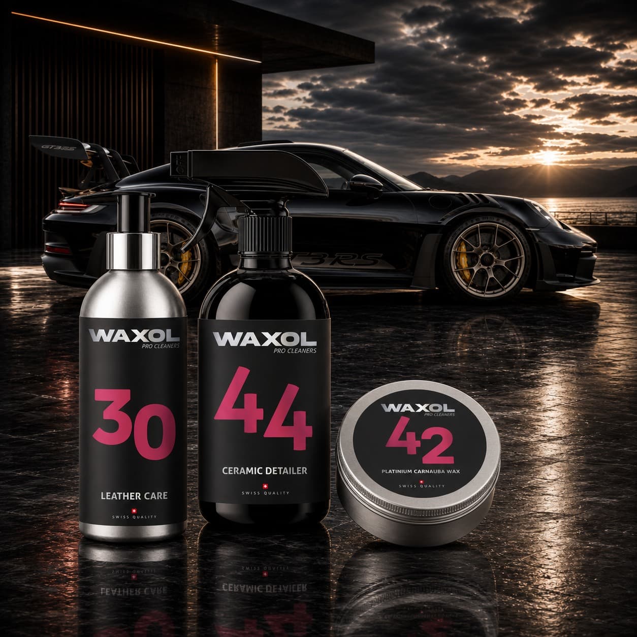 WAXOL Leather Care, Ceramic Detailer und Platinum Carnauba Wax vor einem schwarzen Sportwagen bei Sonnenuntergang